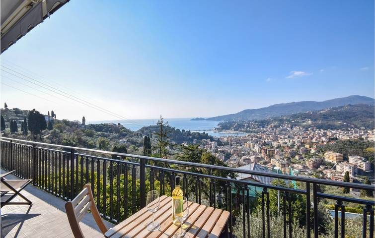 Escapada junto al mar: ¡Terraza, Aparcamiento, WiFi y Cuna! in Rapallo (Ciudad), Rapallo