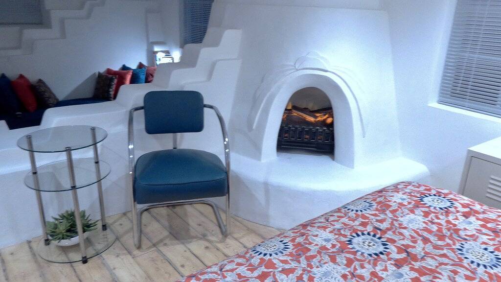 Pueblo Deco fängt die Essenz der Taos Adobe Innenarchitektur ein in Taos, Taos County