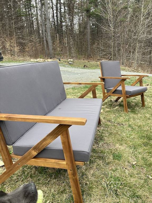 Cheerful Tiny Cabin hideaway near hiking, skiing & snowmobiling in small town Vt in Townshend, Windham County