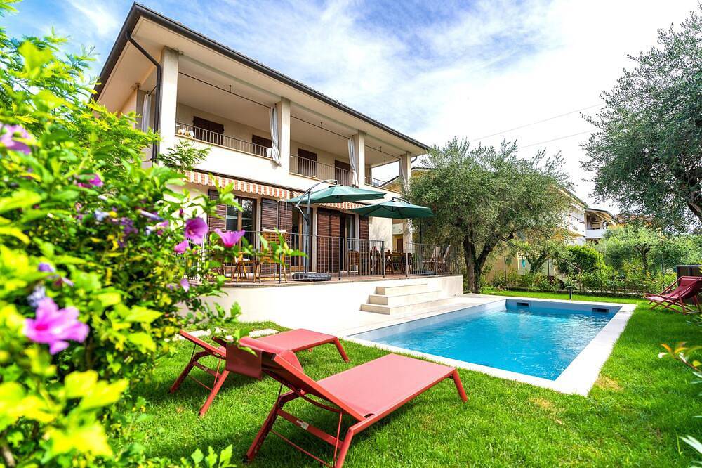 Villa Acqua Blu: Gorgeous villa walking distance to Lake Garda and its beaches in Maderno, Toscolano-Maderno