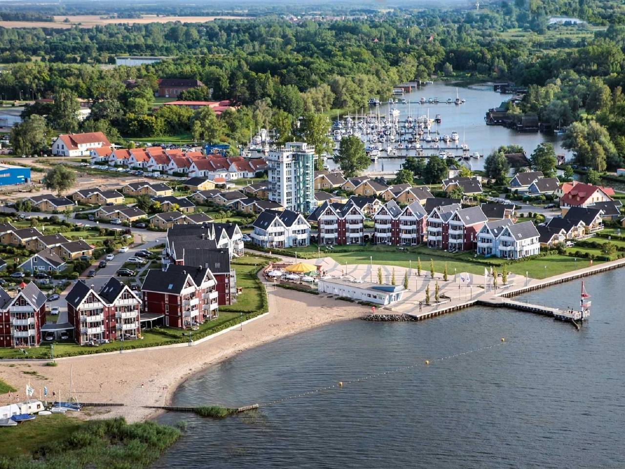 Ganze Ferienwohnung, Boats & Yachts at Rechlin Marina by Kuhnle-Tours - Febomobil 720 Open - führerscheinfreies Hausboot in Rechlin, Müritz