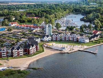 Boot für 5 Personen, mit Terrasse und Ausblick sowie Seeblick, mit Haustier in Mecklenburgische Seenplatte