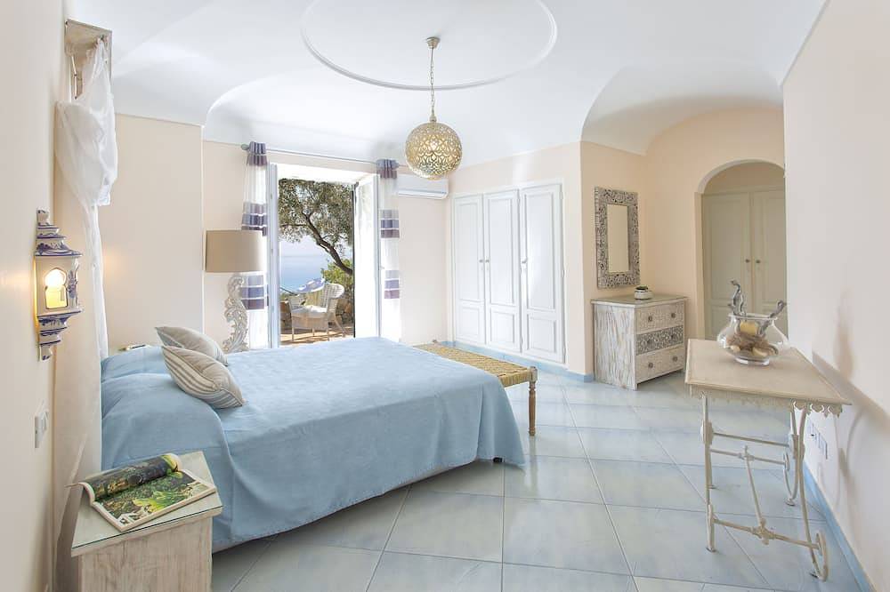 Villa de lujo con piscina panorámica en Ischia, cerca de la costa de Amalfi in Forio, Ischia