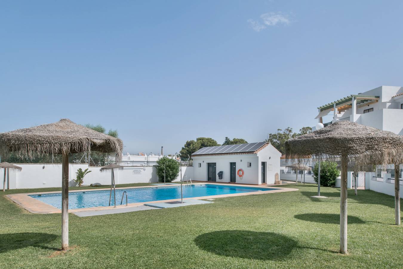 Apartamento entero, Apartamento 'Refugio Atalaya Piscina y Parking' con piscina compartida, Wi-Fi y aire acondicionado. in Conil de la Frontera, Costa de la Luz