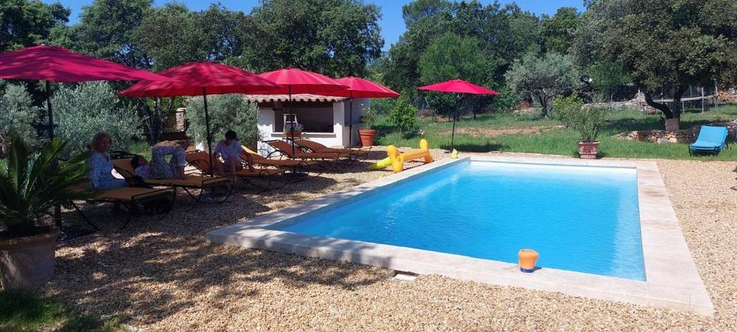 Gîte pour 6 personnes, avec jardin et piscine à Néoules