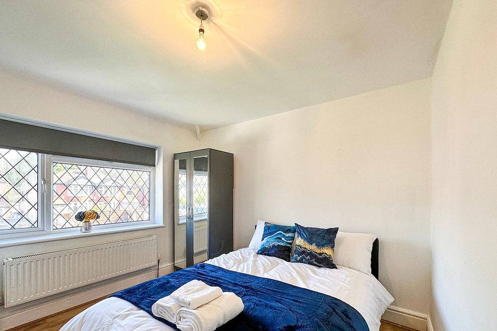 Modern 5-bedroom Manchester M22 house with jacuzzi bath, free on-site parking, workspace, and excellent transport links. Perfect for long stays, business trips, and large groups. in Manchester, Grand Manchester
