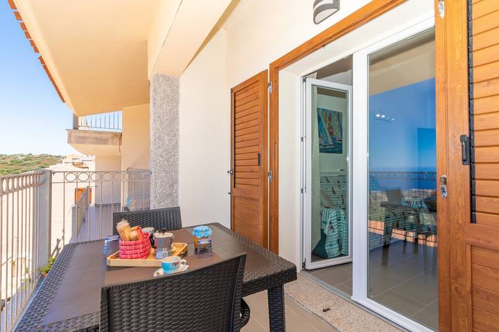 Appartamento intero, Appartamento Carolina House vicino alla spiaggia con vista sul mare, A/C, Wi-Fi, terrazza e balcone in Trinità d'Agultu e Vignola (Borgo), Trinità d'Agultu e Vignola