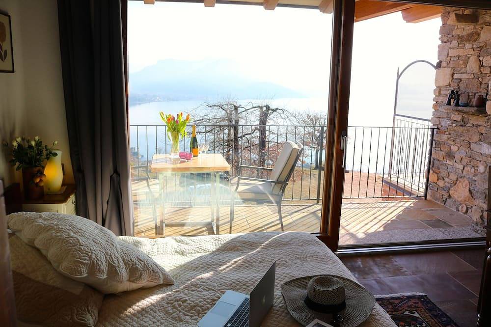 Entire apartment, Finca Cascina Borchina: \"Violetta\" country estate, relaxation, tranquility, dream lake view, organic in Maccagno con Pino e Veddasca, Lago Maggiore (Lombardy)