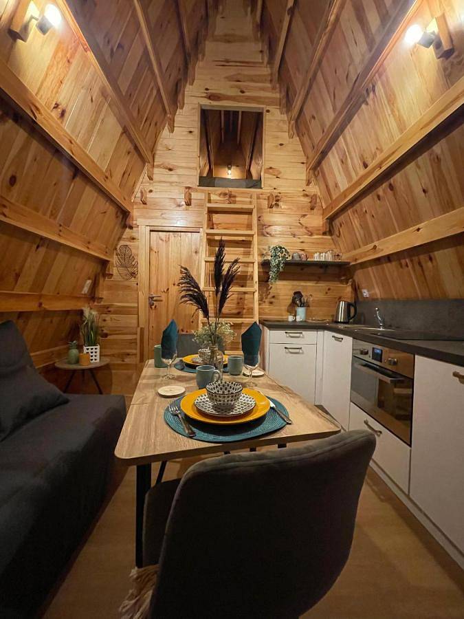 Gîte pour 3 personnes, avec Terrasse ainsi que Jardin et Vue à Fromelennes
