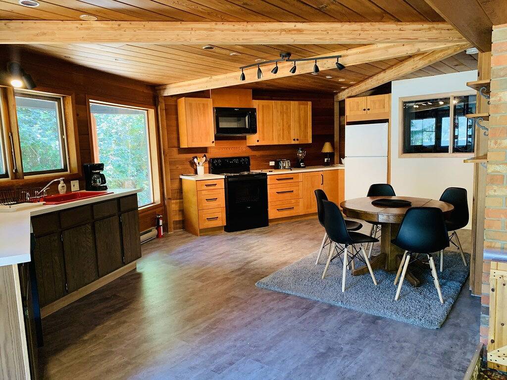 Nelson Beach Chalet 5 Bedroom Waterfront House in Whitewater Ski Resort