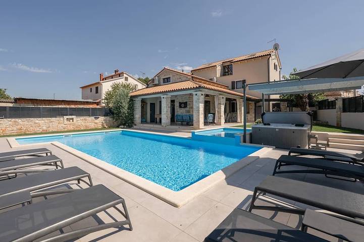 Ferienhaus für 8 Personen, mit Balkon und Sauna sowie Garten