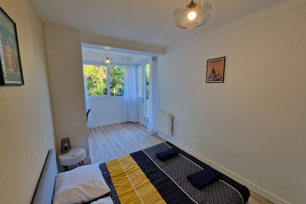 Maison 4 Chambres 8 Personnes, Bureau, Jardin, Garage. Quartier Calme de la Gare in La Roche-sur-Yon, Loire Valley