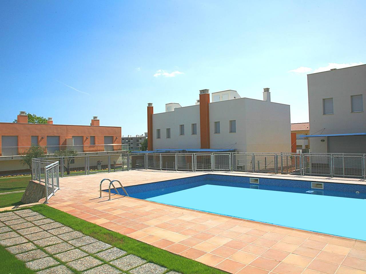 Large houses with terrace and pool for 6 people. Ref.via augusta-6 in Creixell, Costa Dorada