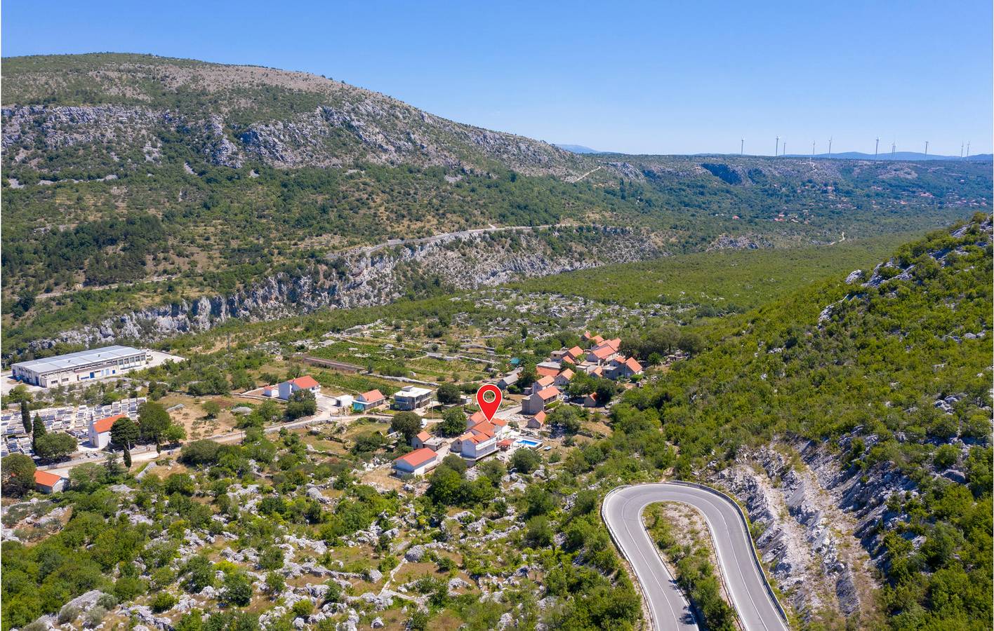 Gemütliche 2-Zimmer-Wohnung mit Pool, WLAN und Terrasse in Dalmatinisches Zagora