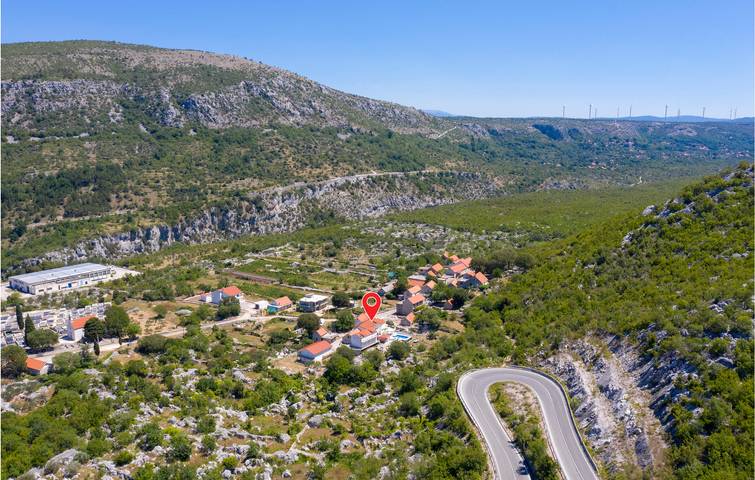 Gemütliche 2-Zimmer-Wohnung mit Pool, WLAN und Terrasse in Dalmatinisches Zagora