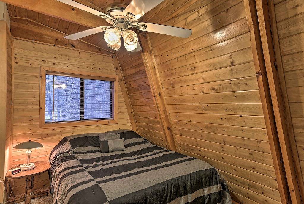 Neu! Munds Park Cabin mit möbliertem Deck & Feuerstelle! in Munds Park, Oak Creek Canyon