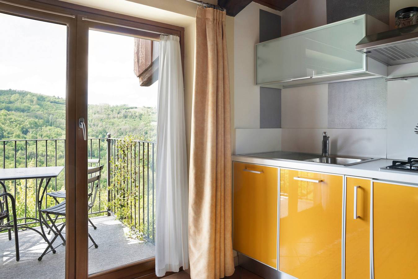 Ganze Wohnung, Ferienhaus 'La Corte di Langa Alloggio Topazio' mit Gemeinschaftspool und Wlan in Cerreto Langhe, Langhe