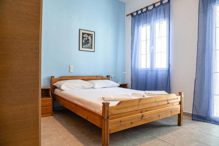 Gîte pour 3 personnes, avec Balcon et Terrasse ainsi que Jardin et Vue dans Keratokambos - 2