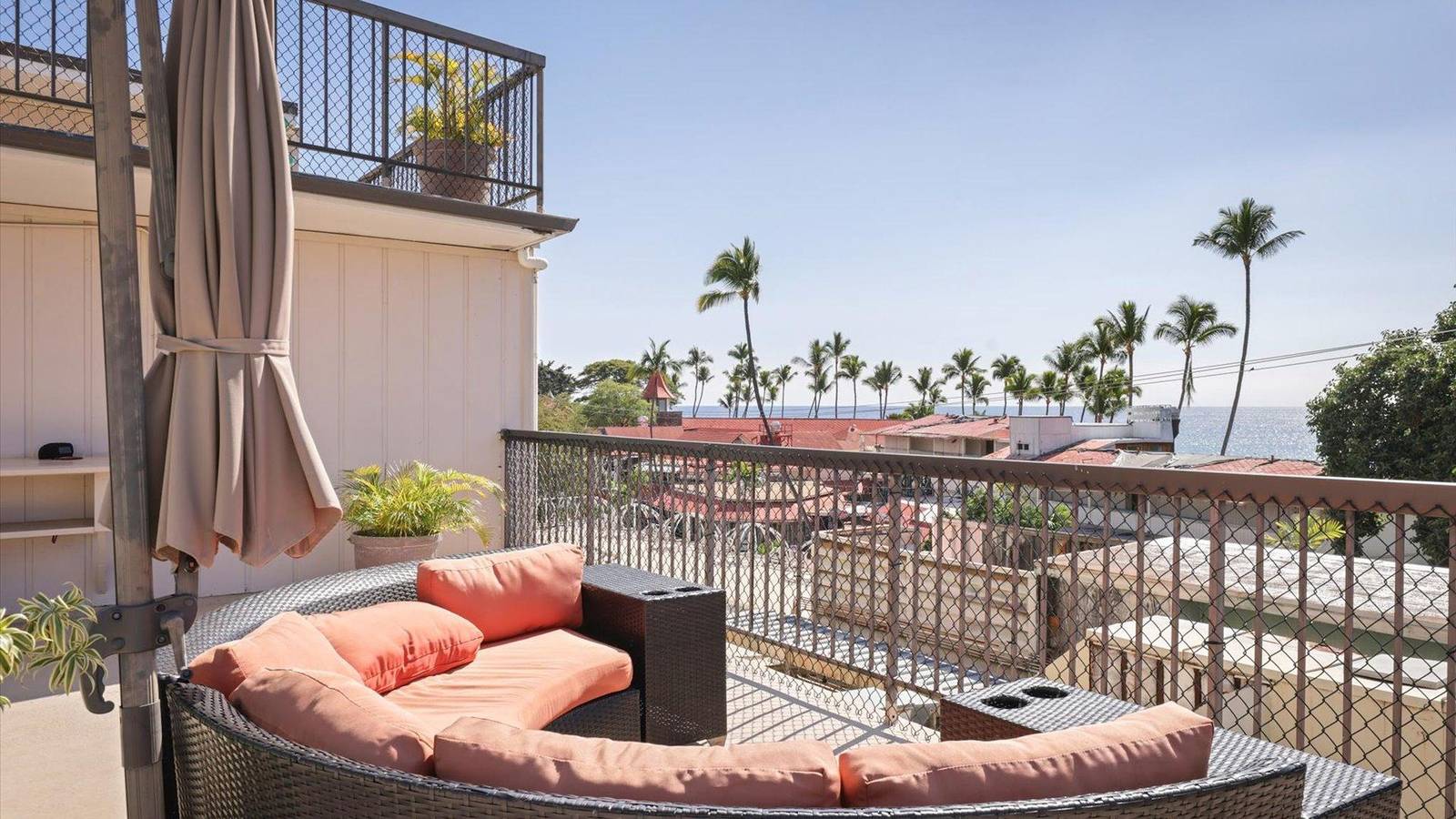 Entire apartment, Hale Lopaka at Kona Plaza in Kailua-Kona, South Kona
