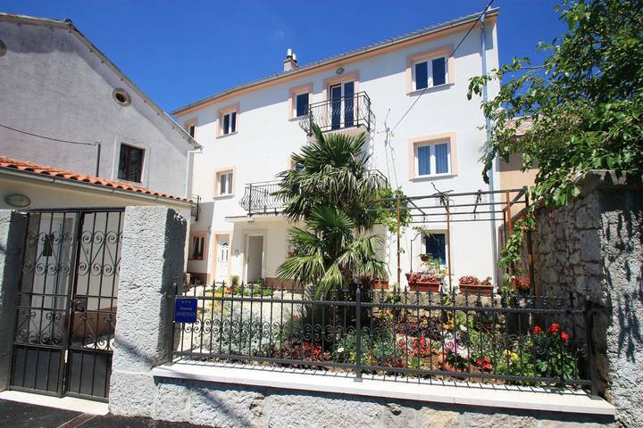 Ganze Wohnung, Vintage Apartment nur 175 Meter zum Strand mit Meerblick, Privatparkplatz, Klima in Jadranovo, Primorje-Gorski Kotar