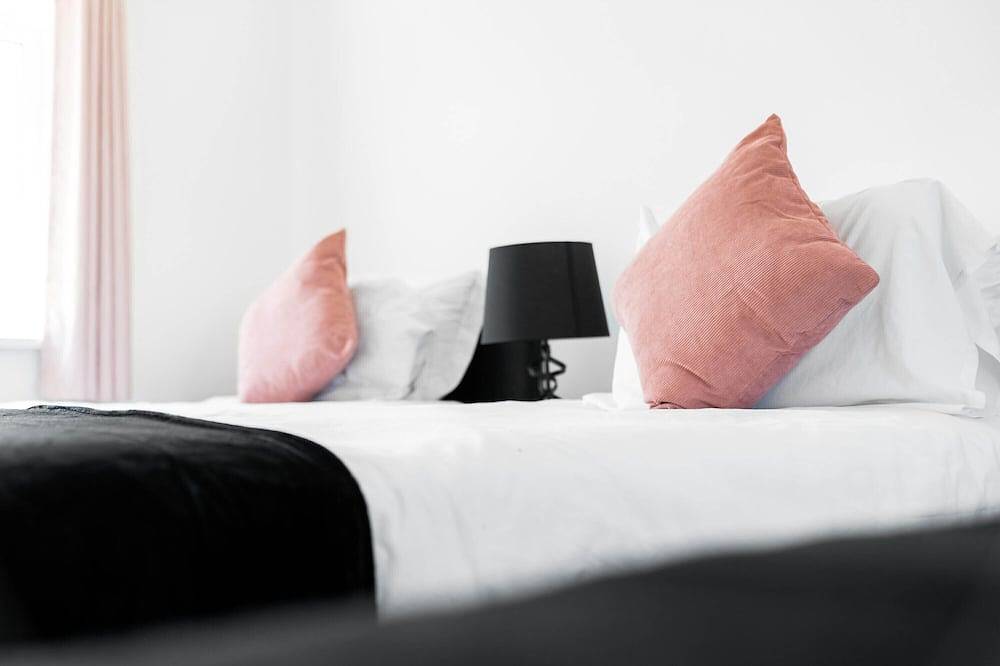 Cosy  3 Bed house,/Free Parking/Fast Wi-Fi/Sleeps 8 in Wolverhampton, Birmingham Area