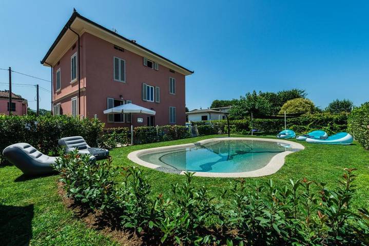 Pension voor 2 personen, met Tuin en Zwembad in Lucca
