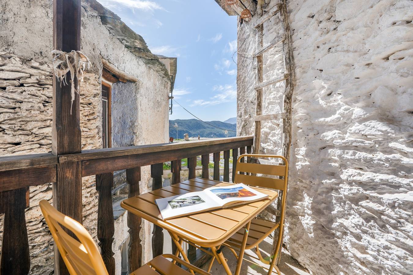 Casa rural 'Santuario Atalbéitaca Five Senses' con vistas a la montaña, terraza privada y Wi-Fi in Atalbeitar, La Taha