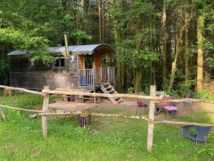 Maison de campagne pour 4 personnes, avec vue ainsi que terrasse et jardin à Bassignac-le-Bas