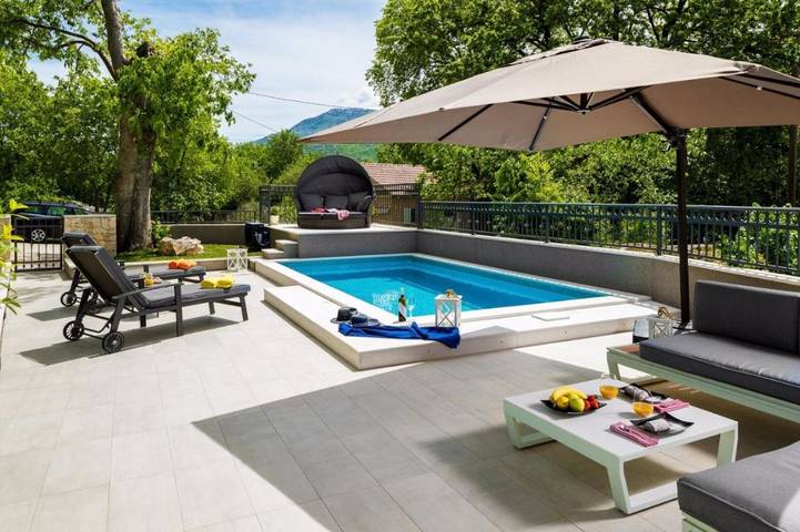 Ferienhaus für 4 Personen, mit Garten und Pool sowie Ausblick, mit Haustier