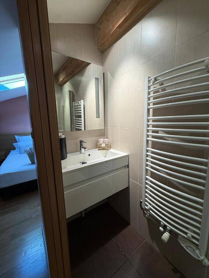 Maison d’hôte pour 2 personnes, avec vue ainsi que jardin et piscine dans l' Ain - 3