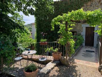 Location de vacances pour 2 personnes, avec piscine et terrasse ainsi que vue et jardin à Saint-Sauveur-de-Cruzières