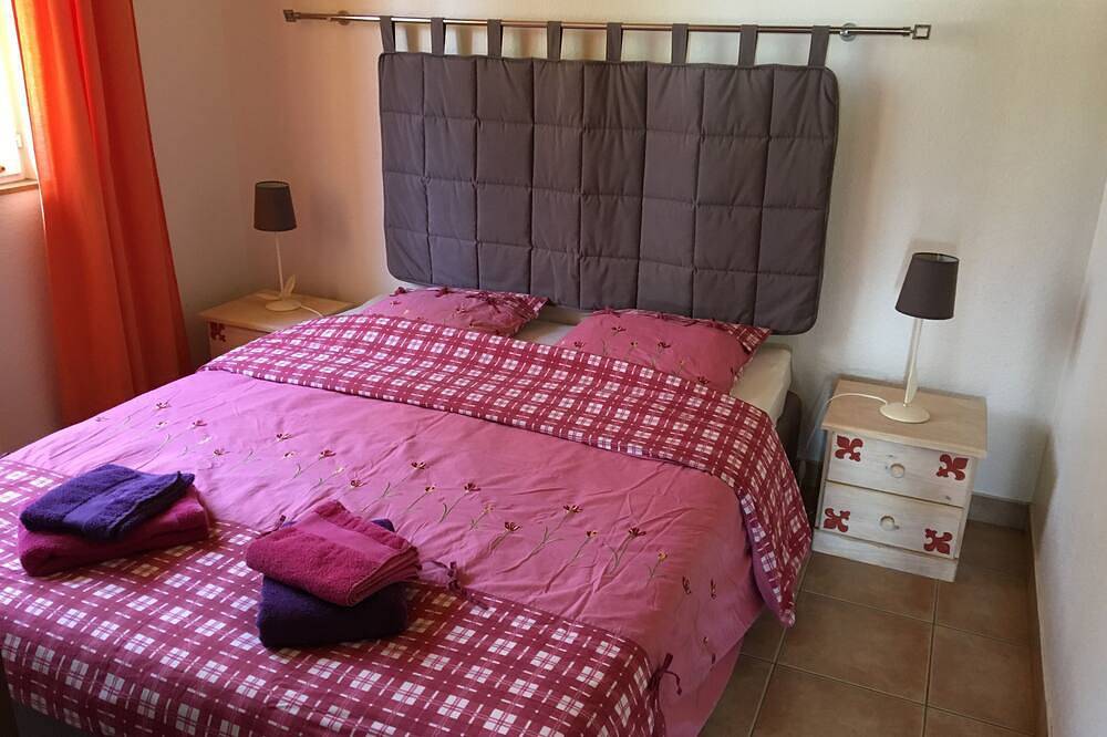 Gîte avec piscine chauffée, 3 chambres, 5 pers. terrasse couverte, Wifi gratis in Belvès, Périgord Noir