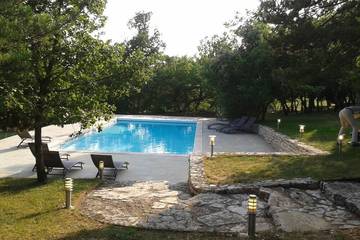 Location de vacances pour 8 personnes, avec jardin et terrasse à Reillanne