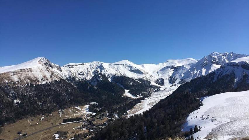 Location de vacances pour 4 personnes, avec vue ainsi que terrasse et jardin à Saint-Sauves-d'Auvergne - 3