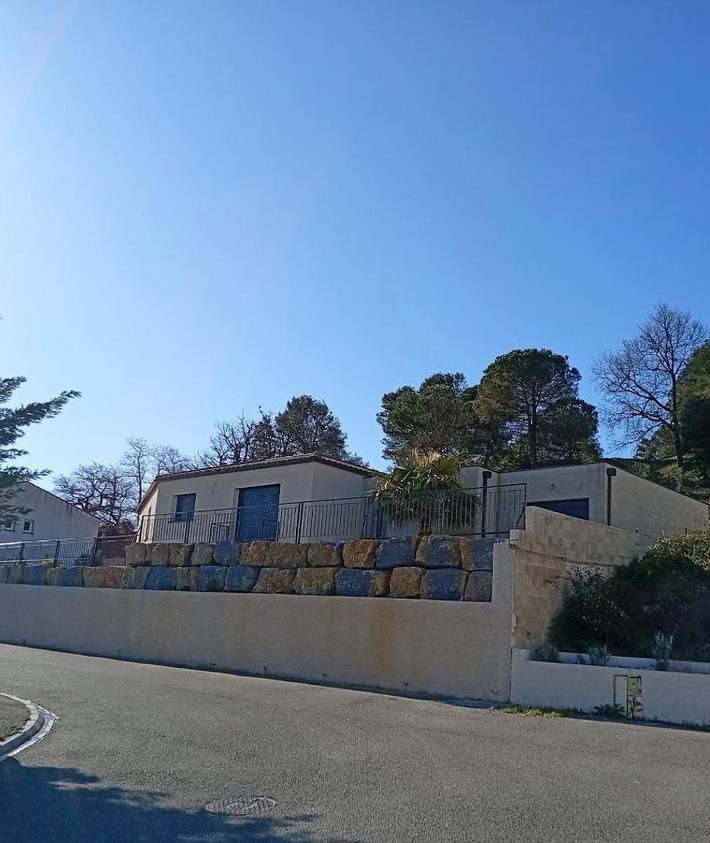 Location de vacances pour 6 personnes, avec vue ainsi que terrasse et jardin dans Montlegun