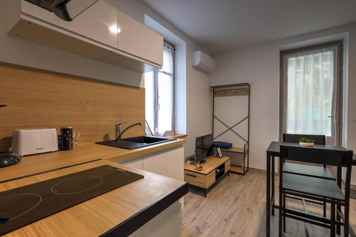 Gîte pour 4 personnes, avec terrasse à Hières-sur-Amby