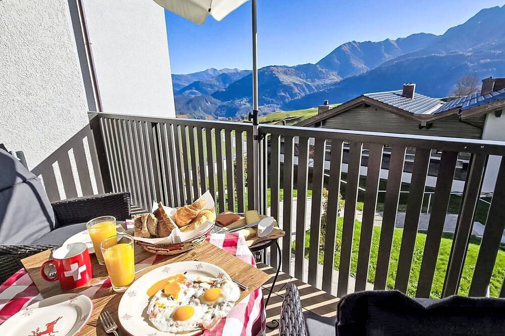 Ganze Wohnung, Angenehme Wohnung für 5 Gäste mit Pool,  W-Lan, Tv, Balkon, Haustiere erlaubt und Panoramablick in Falera, Flims Laax Falera