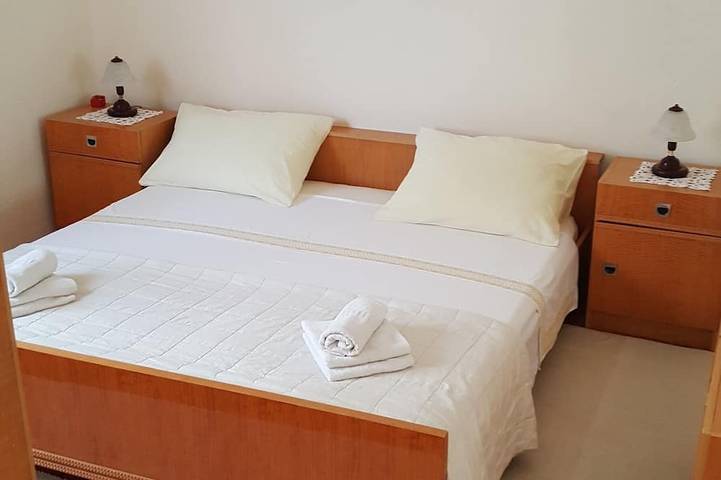 Ganze Wohnung, 2-Zimmer-Ferienwohnung mit Terrasse und Meerblick Posedarje, Novigrad in Novigradsko More, Zadar