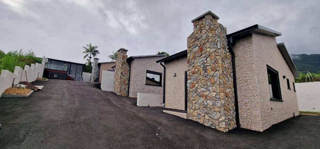 Chalet pour 2 personnes, avec piscine ainsi que terrasse et vue