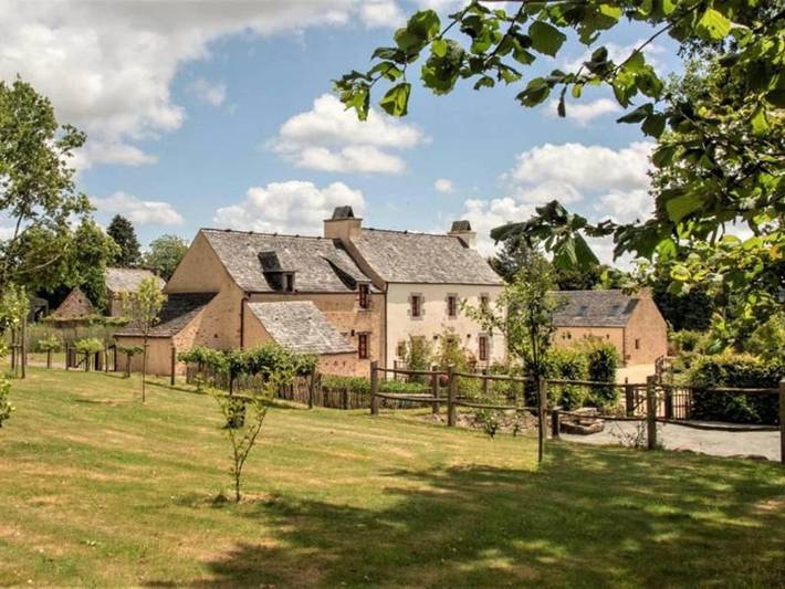 Location de vacances pour 6 personnes, avec jardin et piscine ainsi que vue et terrasse, animaux acceptés à Commana - 2