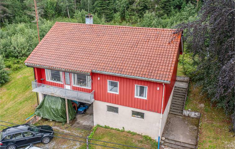 Ferienhaus für 8 Personen, mit Terrasse und Garten in Vestnes