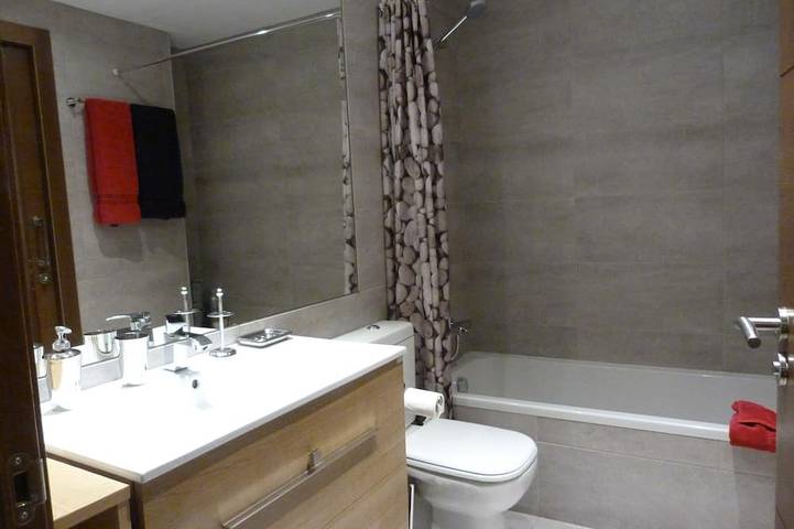 Ganze Wohnung, New nice apartment with private garage, 400m from Funicamp in Encamp in Grandvalira