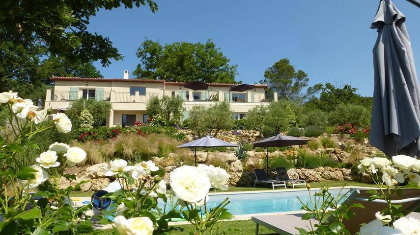 Chambre d’hôte pour 3 personnes, avec piscine ainsi que jardin et vue
