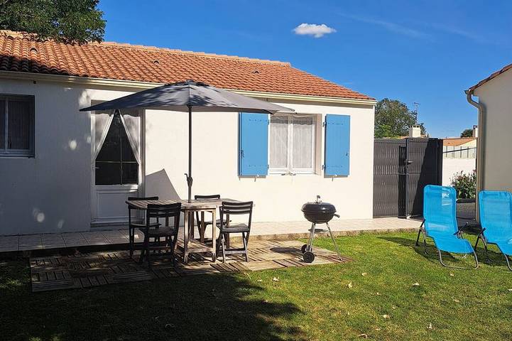 Gîte pour 3 personnes, avec terrasse ainsi que jacuzzi et jardin à Grues