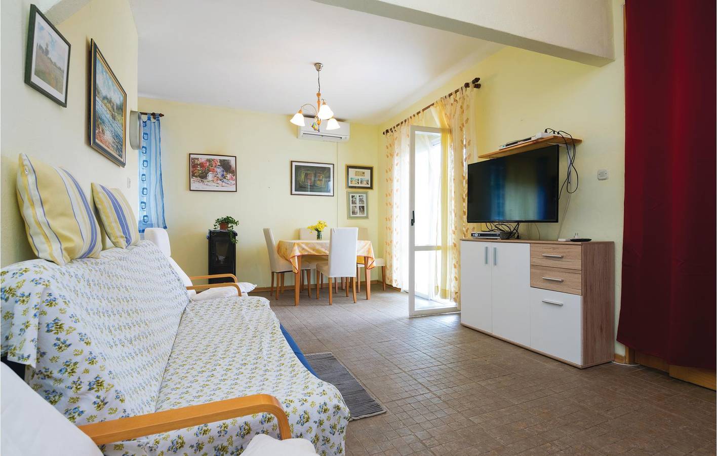 Ganze Ferienwohnung, Gemütliche Wohnung mit Terrasse, WLAN und Parkplatz, 1,5 km bis zur Küste in Donji Karin, Zadar
