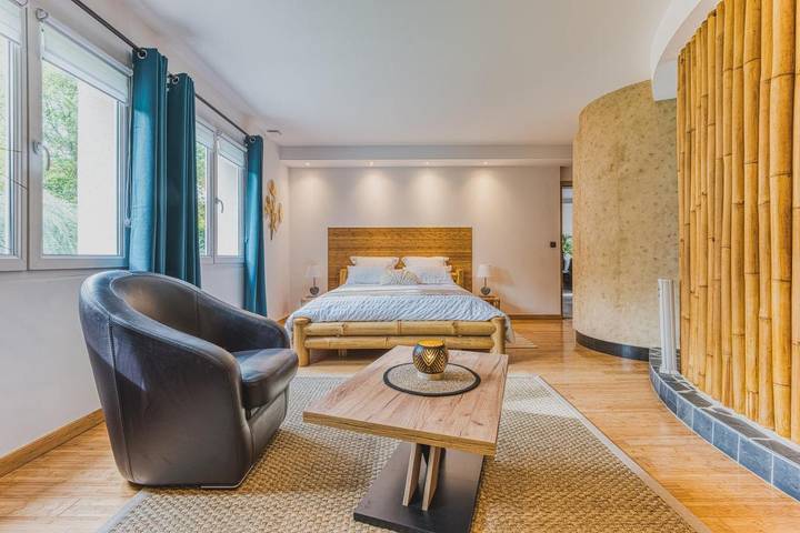 Location de vacances pour 2 personnes, avec terrasse ainsi que jardin et jacuzzi à Chessy - 2