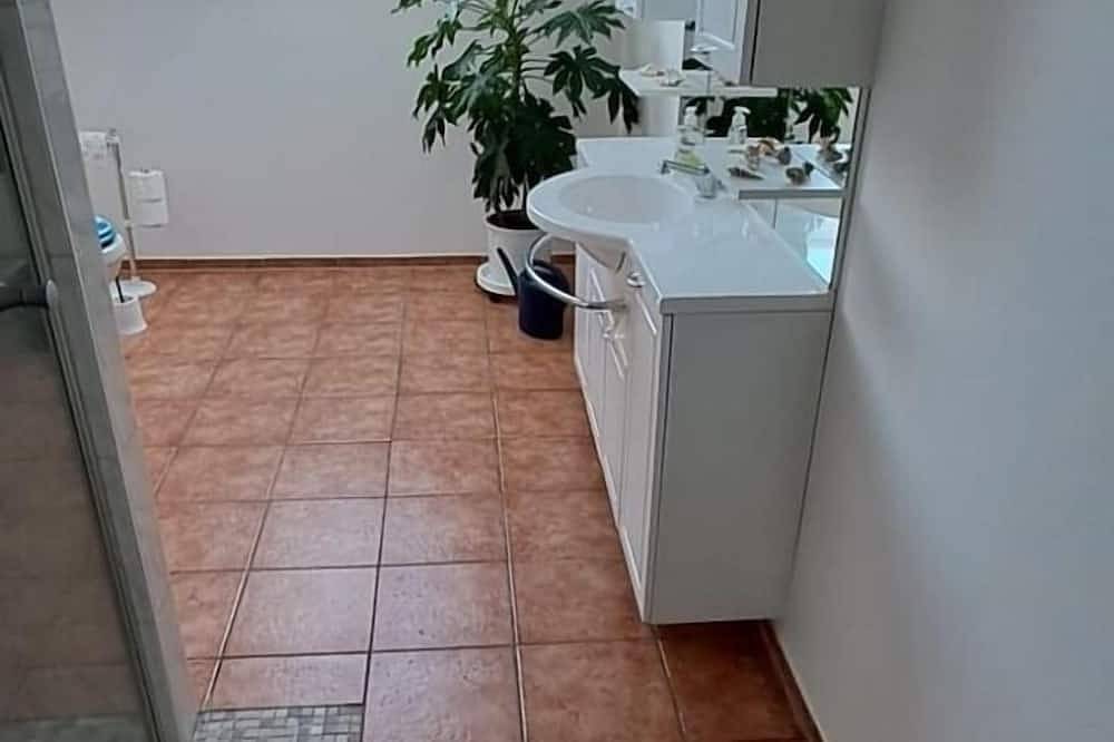 Ganze Wohnung, Komfortable Landwohnung am Finckener See mit Balkon, Terrasse und Garten in Fincken, Müritz