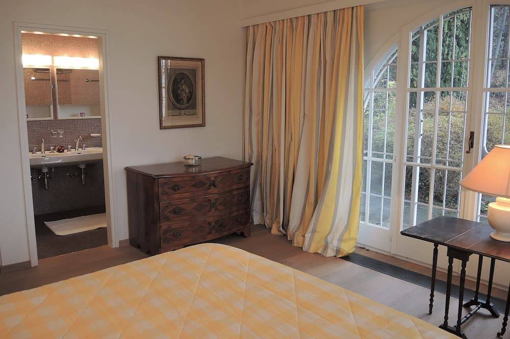 Grosszügiges Ferienhaus mit Pool und 180° Panoramasicht, ideal für Familien in Porta (Brissago), Brissago