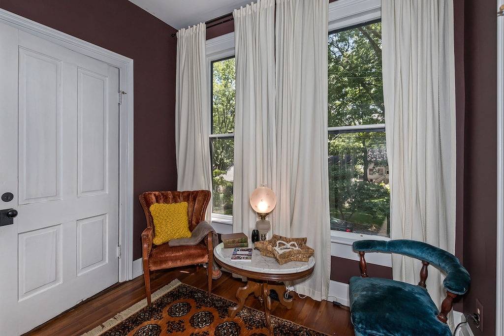 Historic Cottage Retreat • walk to downtown • porch swings • cozy fireplaces in Blue Ridge Parkway, Asheville