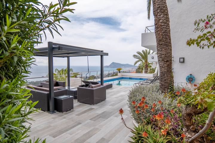Chalet para 6 personas, con vistas al mar además de piscina y jardín en Marina Baja - 4